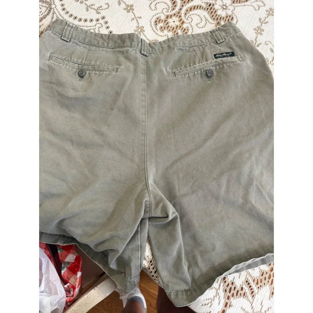 Eddie Bauer Mens 36 Pleated Chino Shorts Olive Green 100% Cotton Twill Hiking